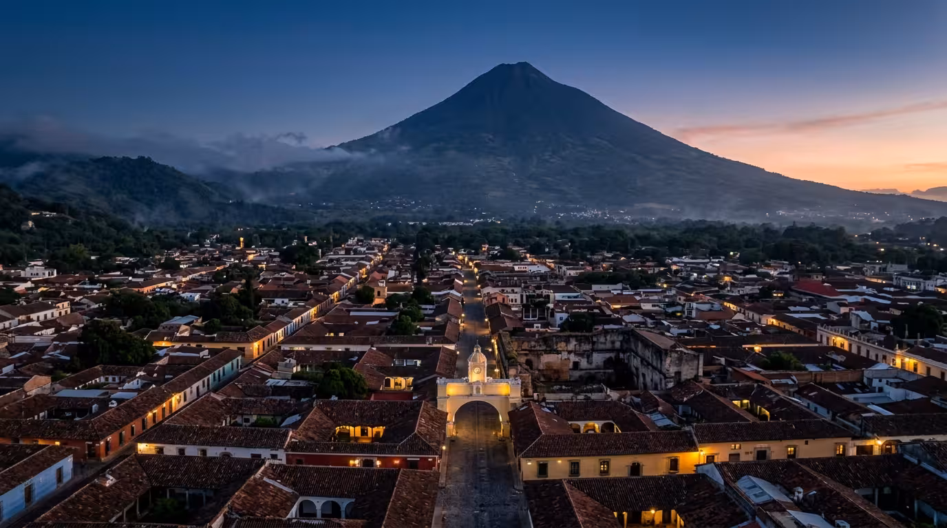 Sugar Daddy y Sugar Baby en Guatemala - Antigua Guatemala colonial al atardecer con el Volcán de Agua al fondo