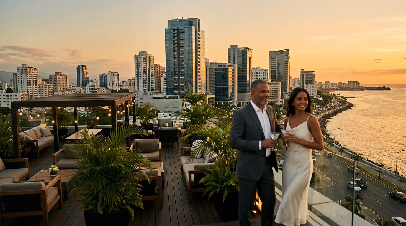 Sugar Daddy y Sugar Baby en República Dominicana - skyline de Santo Domingo al atardecer sobre el Caribe
